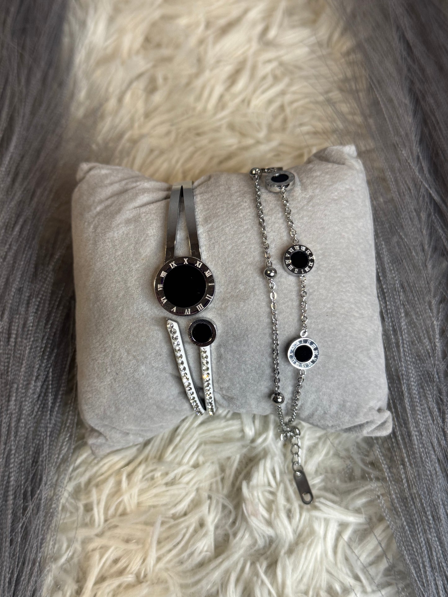 Roman handcuff and bracelet set