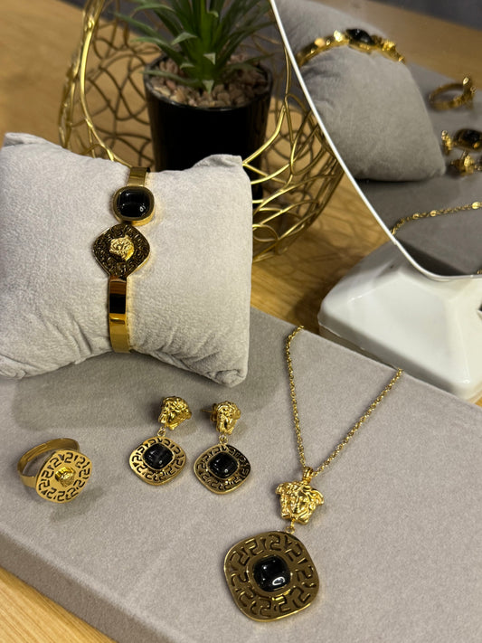 Medusa head and Greca pattern, with black stone set