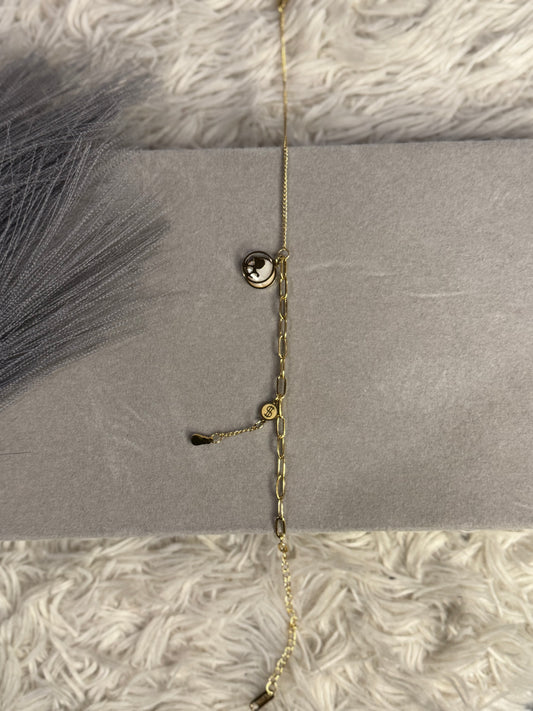 Elegant gold chain bracelet