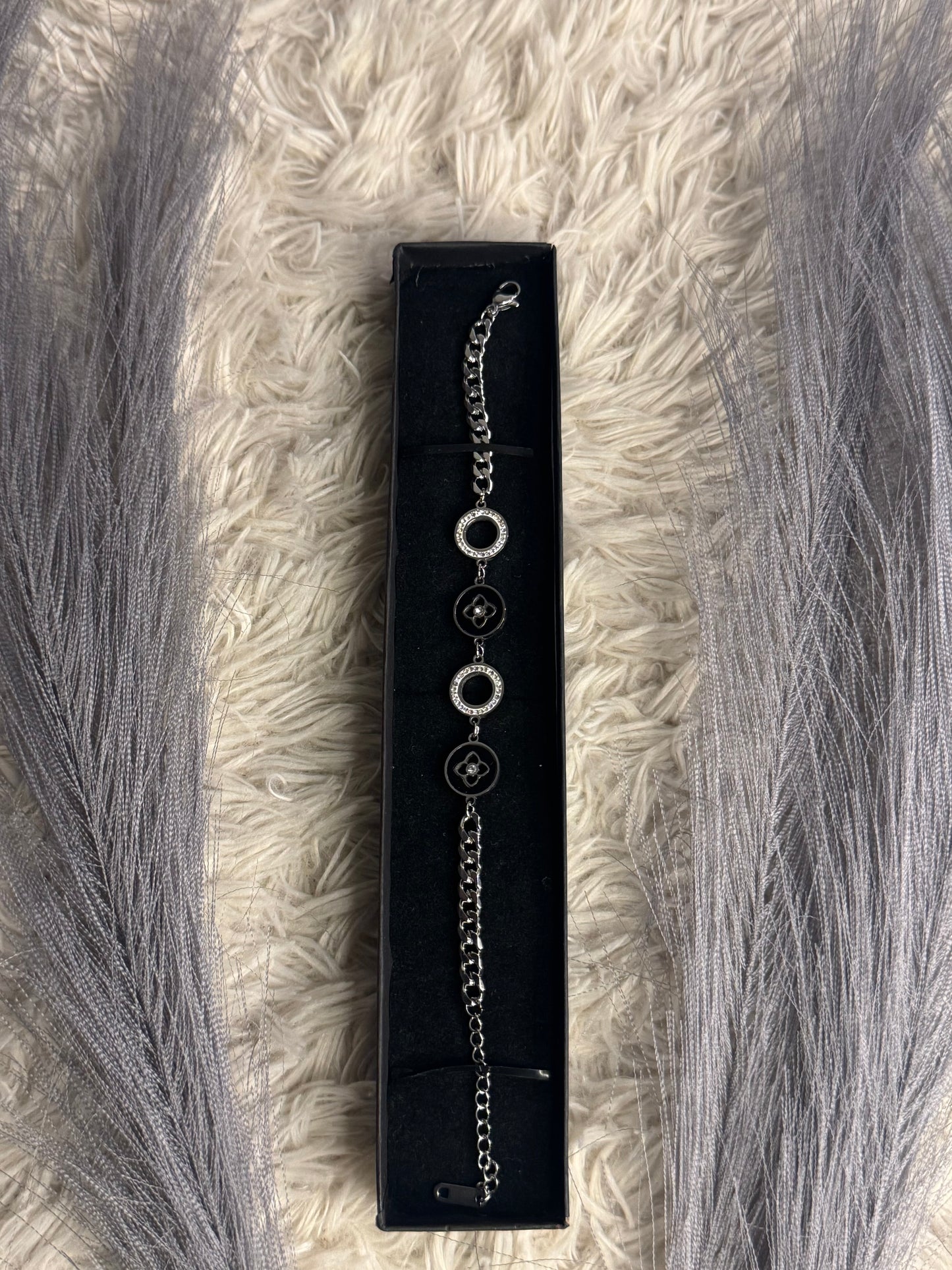 Modern round charm bracelet in silver and black